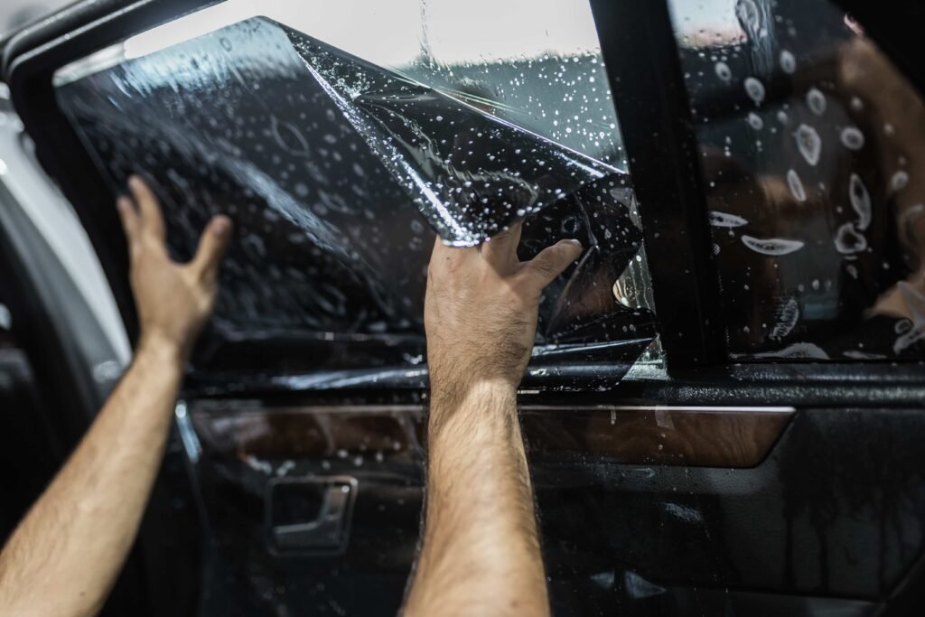 Pose de covering auto noir mat – détails des gestes